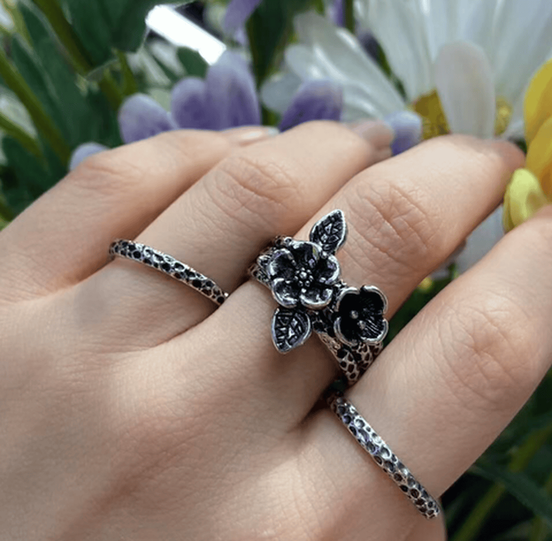 Anello in Argento con Fiori Vintage