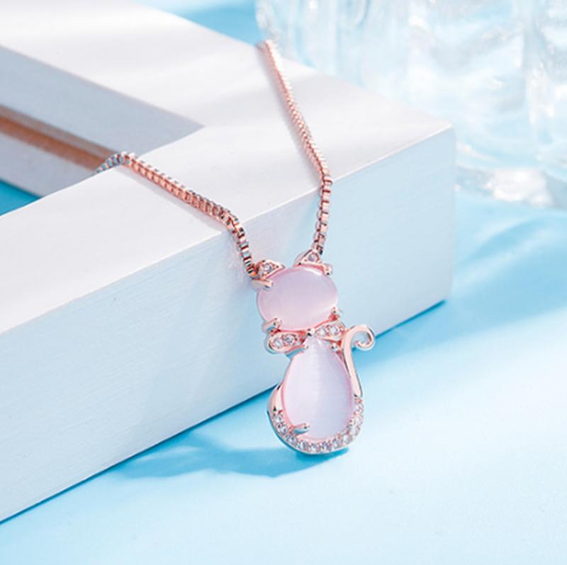 Collana con gatto adorabile in pietra rosa con zirconia