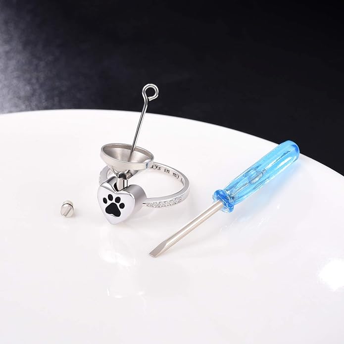 Anello Urna a Stampa di Zampa con Cuore – Gioielli in Memoria per Animali Domestici