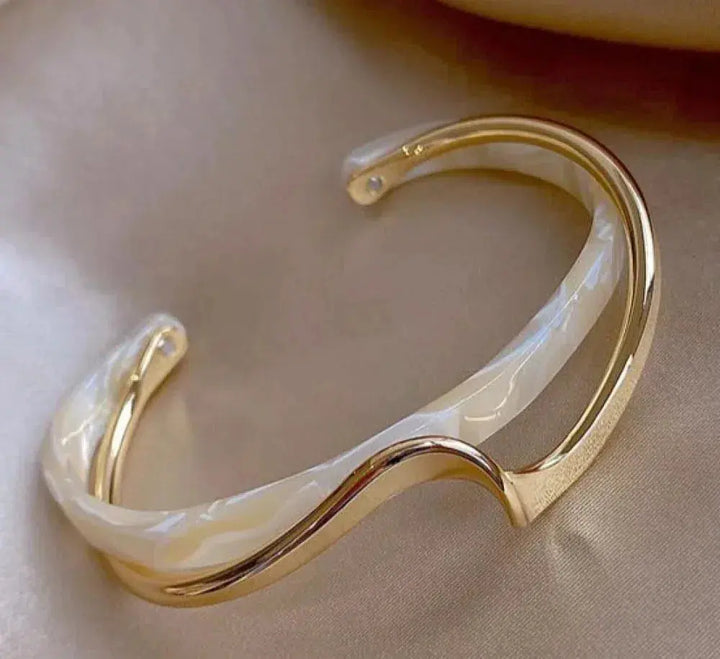 Bracciale elegante in opale bianco e color oro